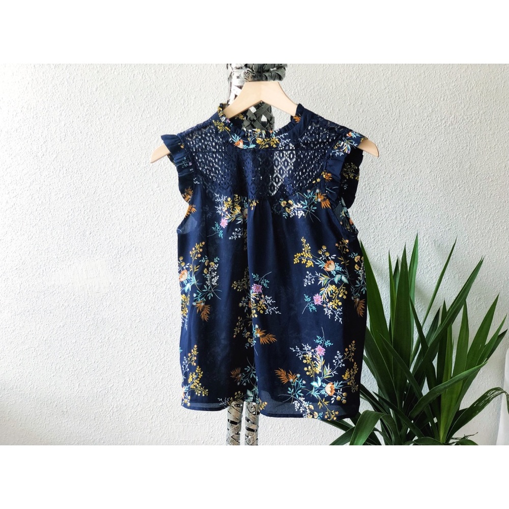Lily White NWOT Sleeveless Blue Lace Floral Blouse